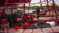 Sejumlah awak kapal ikan asing (KIA) diamankan Personel Direktorat Jenderal Pengawasan Sumber Daya Kelautan dan Perikanan (PSDKP) di Pangkalan PSDKP Batam, Kepulauan Riau, Sabtu (24/5/2025).