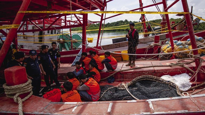 Tampang Lesu Awak Kapal Maling Ikan Asal Vietnam Usai Ditangkap Sejumlah awak kapal ikan asing (KIA) diamankan Personel Direktorat Jenderal Pengawasan Sumber Daya Kelautan dan Perikanan (PSDKP) di Pangkalan PSDKP Batam, Kepulauan Riau, Sabtu (24/5/2025).
Kapal Pengawas Kelautan dan Perikanan KP ORCA 02 dan ORCA 03 menangkap dua KIA berukuran 97 dan 120 gross ton (GT) berbendera Vietnam beserta 19 awak kapal saat sedang menangkap ikan secara ilegal menggunakan alat tangkap trawl di WPPNRI 711 ZEEI Laut Natuna Utara. ANTARA FOTO/Teguh Prihatna/bar