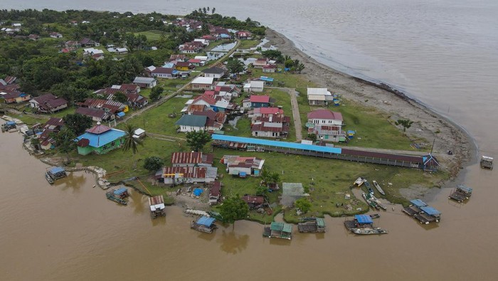 Tanggul Harapan di Tepi Muara Sampara Foto udara Desa Muara Sampara di Kabupaten Konawe, Sulawesi Tenggara, Sabtu (24/5/2025). Balai Wilayah Sungai (BWS) Sulawesi IV Kendari akan membangun tanggul permanen sepanjang 420 meter guna mengatasi masalah abrasi sungai sampara dan melindungi wilayah daratan desa tersebut dari kikisan banjir rob. ANTARA FOTO/Andry Denisah/bar