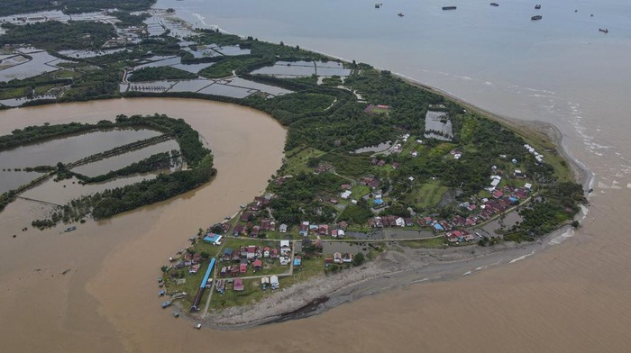 Foto udara Desa Muara Sampara di Kabupaten Konawe, Sulawesi Tenggara, Sabtu (24/5/2025). Balai Wilayah Sungai (BWS) Sulawesi IV Kendari akan membangun tanggul permanen sepanjang 420 meter guna mengatasi masalah abrasi sungai sampara dan melindungi wilayah daratan desa tersebut dari kikisan banjir rob. ANTARA FOTO/Andry Denisah/bar