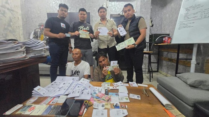 Teks foto: Kedua pelaku saat diamankan petugas kepolisian. (Dok. Polrestabes Medan)