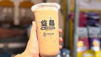 Seperti Es Teh Tarik yang dapat dipesan untuk menyejukkan tenggorokan. Harganya dibanderol hanya Rp 12.000an per gelas baik untuk teh maupun kopi tarik. Foto: Diah Afrilian