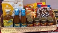 Ragam makanan kemasan dan kering dihadirkan oleh tenant dari Filipina. Bumbu-bumbu masak khas negara tersebut seperti minyak ikan juga bisa ditemukan di sini. Foto: Diah Afrilian