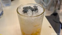 Tak ketinggalan juga racikan es campur ala Nusantara yang dapat dipesan di Estaga Naga. Menu seperti Es Longan Jagung membasuh tenggorokan dengan rasa manis dan dingin. Foto: Diah Afrilian