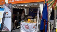 Asean Womens Circle of Jakarta selaku wakil wanita-wanita tuan rumah juga tak mau kalah. Ada beragam camilan kemasan dan makanan ringan yang bisa dibeli hasil produksi UMKM. Foto: Diah Afrilian