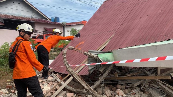 Tim mengecek rumah yang rusak akibat gempa Bengkulu.