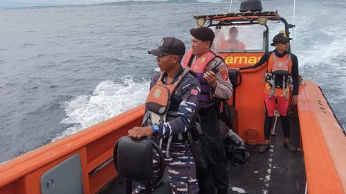 Tim SAR gabungan saat melakukan pencarian terhadap pemancing hilang di Nusa Penida, Sabtu (24/5/2025). (istimewa)