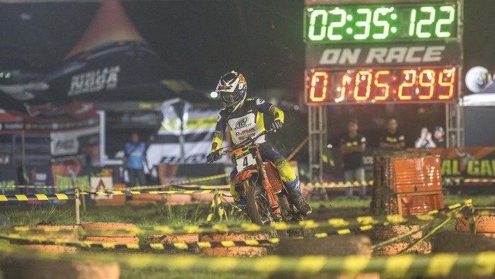 TRIAL GAME DIRT SERI -1
Rider M Zidane Alnesa memacu kecepatannya dalam Kelas Free For All Open Trial Game Dirt Seri-1 Sirkuit Lap. Garnisun Kalisari, Semarang, Jumat (23/5/2025).