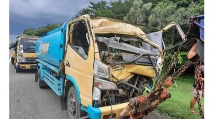 Truk tangki kecelakaan di Tol Jagorawi.