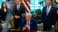 Presiden Amerika Serikat (AS) Donald Trump mengancam akan mengenakan tarif impor 25% kepada Apple untuk produk iPhone yang dijual, namun tidak diproduksi di Amerika Serikat. REUTERS/Kent Nishimura