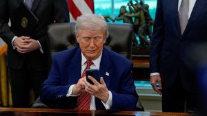 Trump Ancam Apple! iPhone Bakal Dipatok Tarif 25%