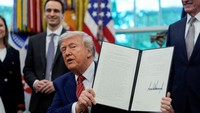 Trump dalam unggahan di Truth Social, dikutip dari Reuters, Jumat (23/5/2025), mengatakan jika itu tidak terjadi, maka Apple harus membayar tarif setidaknya 25% kepada AS. REUTERS/Kent Nishimura