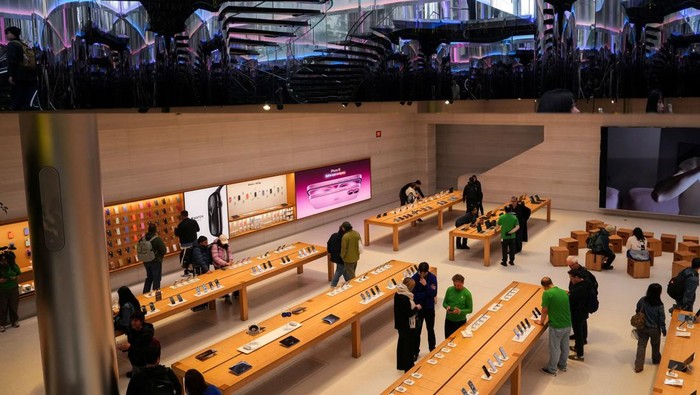 Trump Ancam Apple! iPhone Bakal Dipatok Tarif 25% People browse inside the Apple Fifth Avenue store in New York City, U.S., May 23, 2025. REUTERS/Adam Gray