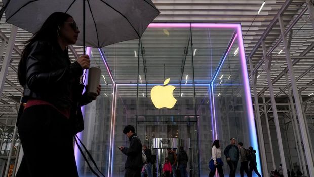 People browse inside the Apple Fifth Avenue store in New York City, U.S., May 23, 2025. REUTERS/Adam Gray