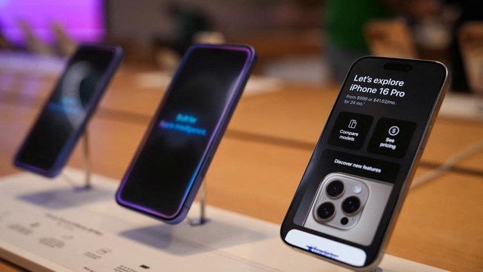 Trump Ancam Apple! iPhone Bakal Dipatok Tarif 25% People browse inside the Apple Fifth Avenue store in New York City, U.S., May 23, 2025. REUTERS/Adam Gray