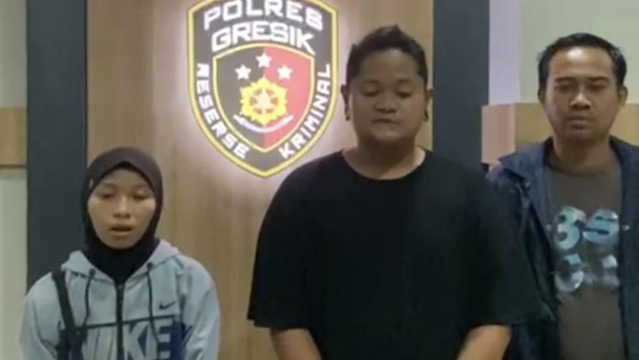 Penampakn AN (tengah), pria Gresik pemilik ular yang dikasih makan kucing