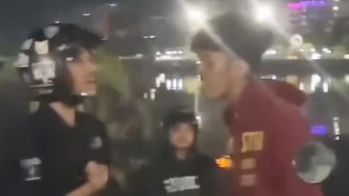 Viral jukir liar (kanan) menarik tarif parkir di kawasan Tugu MNEK Makassar.