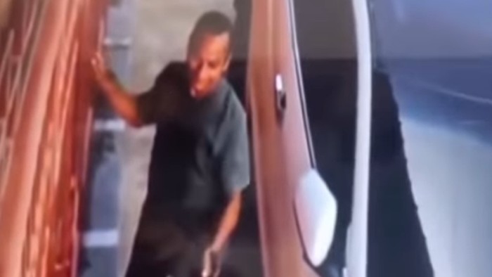 Viral seorang preman terekam CCTV hendak merantai mobil warga karena tidak diberi uang bulanan parkir. Anehnya, mobil tersebut diparkir pemiliknya di rumah sendiri.