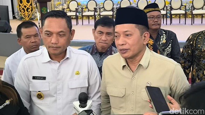 Wakil Menteri Koperasi Ferry Juliantono (kanan) dan Wakil Gubernur Kaltim Seno Aji (kiri).