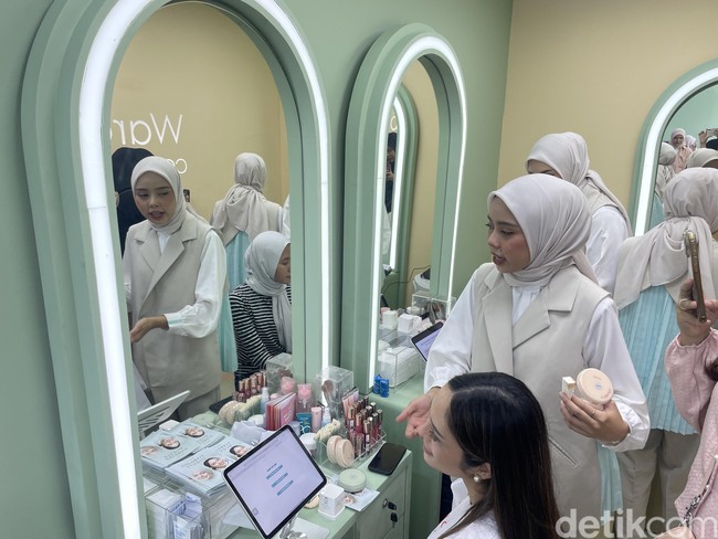 Jangan lewatkan pula kesempatan mendapat personal color analysis gratis bersama expert. Di sana, kamu akan dianalisis dan bisa berkonsultasi terkait tipe dan teknik riasan yang cocok juga produk-produk yang menunjang warna kulit agar hasil makeup lebih harmonis. Foto: Rahmi Anjani/Wolipop