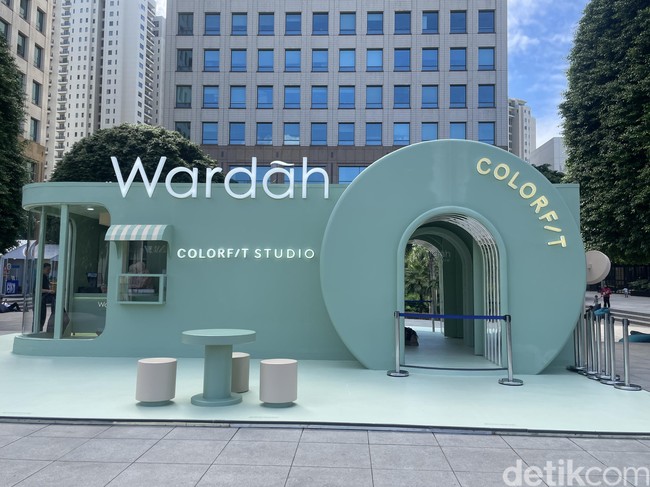 Wardah Colorfit Studio masih digelar di The Fountain, Plaza Senayan, Jakarta. Kamu bisa dengan mudah menemukan toko berkonsep cushion jumbo yang berwarna hijau di sebelah mal, di lokasi outdoor. Foto: Rahmi Anjani/Wolipop