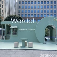 Wardah Colorfit Studio masih digelar di The Fountain, Plaza Senayan, Jakarta. Kamu bisa dengan mudah menemukan toko berkonsep cushion jumbo yang berwarna hijau di sebelah mal, di lokasi outdoor. Foto: Rahmi Anjani/Wolipop