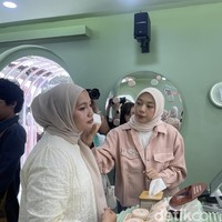 Dibantu tim Wardah, ada juga Perfect Complex Finder (PCF) di mana alat canggih akan ditempelkan di kulit untuk menganalisa dan memastikan lagi tone kulit kamu dan warna produk yang cocok. Foto: Rahmi Anjani/Wolipop