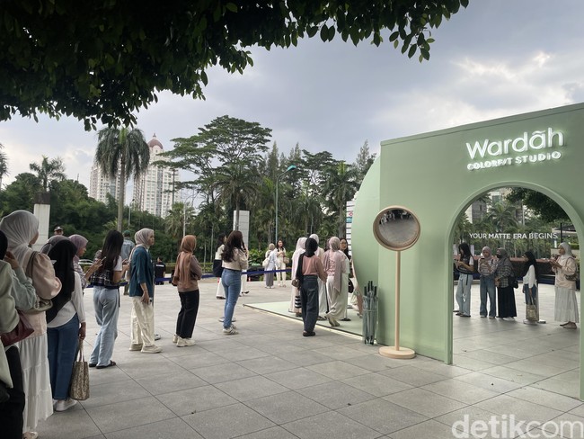 Saat dikunjungi Wolipop beberapa waktu lalu, pop up store tersebut sudah ramai dikunjungi menjelang pukul 12:00. Antrean terlihat pengunjung mulai mengular. Foto: Rahmi Anjani/Wolipop