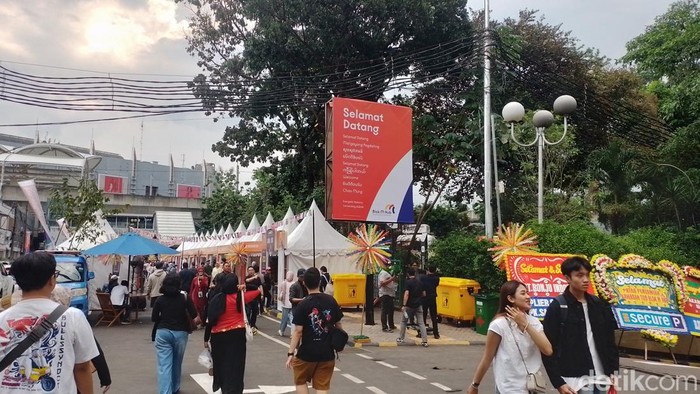 Pencanangan HUT ke-498 DKI Jakarta yang digelar hari ini di kawasan Blok M ramai dikunjungi masyarakat. Antusiamenya begitu meriah sejak siang hari.