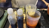 Menu makanan di sini cukup beragam dan lebih spesial. Sebab, hampir semua makanan gurih menggunakan tiga saus rahasia racikan mereka. Ada saus hitam, saus merah, dan saus hijau yang masing-masing memberikan cita rasa berbeda. Foto: Detikcom / Atiqa Rana