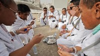 Ada juga para ulama termasuk asal Indonesia yakni Syekh Nawawi Al-Bantani dan KH Maimoen Zubair yang dimakamkan di pemakaman bersejarah tersebut.  