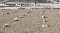 Peziarah berjalan di pemakaman Mala, Makkah, Arab Saudi, Jumat (25/5/2025).