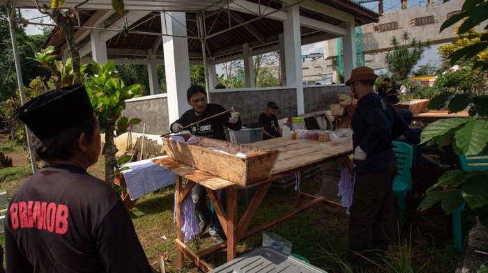 Pekerja menggali makam saat proses relokasi makam di Dusun Susukan I, Margokaton, Seyegan, Sleman, D.I Yogyakarta, Minggu (25/5/2025). Sebanyak 190 makam di pemakaman itu direlokasi karena terdampak proyek pembangunan Jalan Tol Yogya-Bawen. ANTARA FOTO/Andreas Fitri Atmoko