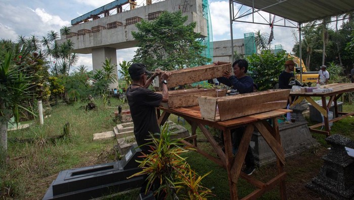 Pekerja menggali makam saat proses relokasi makam di Dusun Susukan I, Margokaton, Seyegan, Sleman, D.I Yogyakarta, Minggu (25/5/2025). Sebanyak 190 makam di pemakaman itu direlokasi karena terdampak proyek pembangunan Jalan Tol Yogya-Bawen. ANTARA FOTO/Andreas Fitri Atmoko