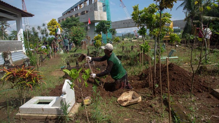 Pekerja menggali makam saat proses relokasi makam di Dusun Susukan I, Margokaton, Seyegan, Sleman, D.I Yogyakarta, Minggu (25/5/2025). Sebanyak 190 makam di pemakaman itu direlokasi karena terdampak proyek pembangunan Jalan Tol Yogya-Bawen. ANTARA FOTO/Andreas Fitri Atmoko