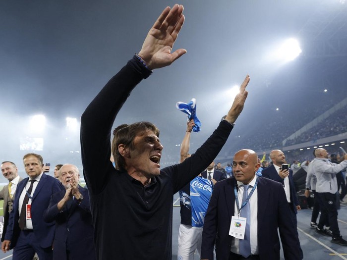 Soccer Football - Serie A - Napoli v Cagliari - Stadio Diego Armando Maradona, Naples, Italy - May 23, 2025 Napoli coach Antonio Conte celebrates after winning Serie A REUTERS/Remo Casilli
