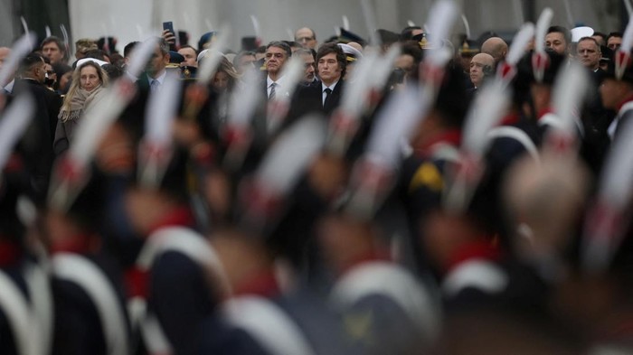 Ribuan warga Argentina memadati pusat kota Buenos Aires untuk memperingati hari jadi ke-215 Revolusi Mei pada Minggu (25/5/2025). REUTERS/Cristina Sille