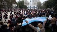 Suasana peringatan tampak semarak dengan kehadiran warga yang mengenakan busana tradisional, membawa bendera nasional, serta menghiasi jalanan dengan atribut khas Argentina.