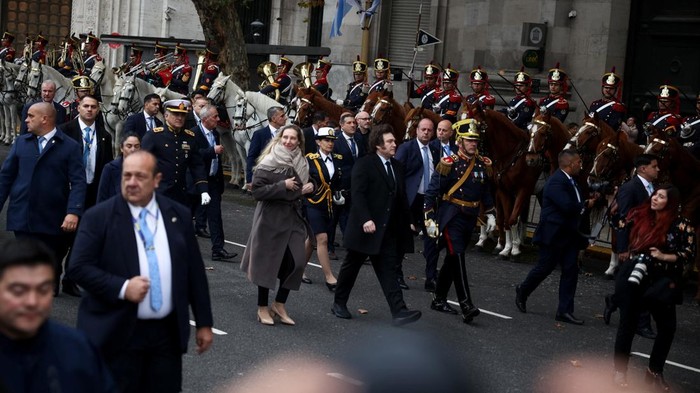 Ribuan warga Argentina memadati pusat kota Buenos Aires untuk memperingati hari jadi ke-215 Revolusi Mei pada Minggu (25/5/2025). REUTERS/Cristina Sille