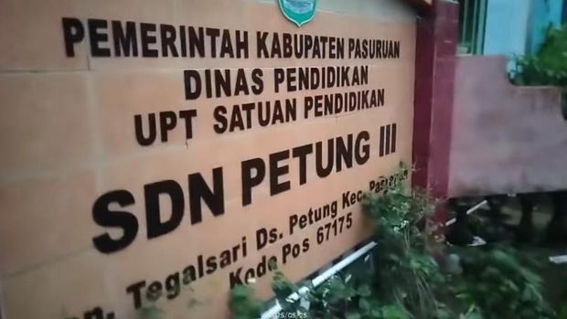Atap ruangan kelas SDN Petung III Pasuruan tiba-tiba ambruk.