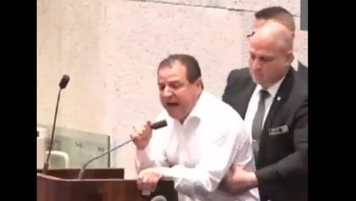 Ayman Odeh, anggota partai Arab-Yahudi Hadash saat ditarik dari podium (Akun Twitter @AyOdeh)