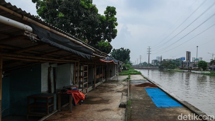 Pemkot Bekasi tengah bersiap melakukan penertiban terhadap sejumlah bangunan liar yang berdiri di sepanjang bantaran Sungai Kalimalang. Pantauan di lapangan, kondisi warung-warung yang berada di pinggir jalan Kalimalang, khususnya di sekitar Jalan Unisma, Bekasi, masih berdiri kokoh meskipun telah ada peringatan dari pemerintah.