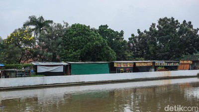 Bakal Ditertibkan, Begini Kondisi Warung Pinggir Kalimalang Bekasi