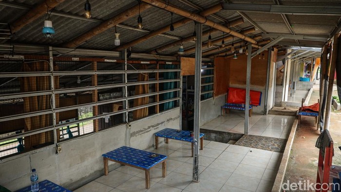 Pemkot Bekasi tengah bersiap melakukan penertiban terhadap sejumlah bangunan liar yang berdiri di sepanjang bantaran Sungai Kalimalang. Pantauan di lapangan, kondisi warung-warung yang berada di pinggir jalan Kalimalang, khususnya di sekitar Jalan Unisma, Bekasi, masih berdiri kokoh meskipun telah ada peringatan dari pemerintah.
