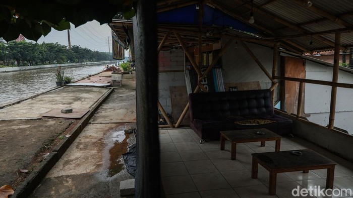Pemkot Bekasi tengah bersiap melakukan penertiban terhadap sejumlah bangunan liar yang berdiri di sepanjang bantaran Sungai Kalimalang. Pantauan di lapangan, kondisi warung-warung yang berada di pinggir jalan Kalimalang, khususnya di sekitar Jalan Unisma, Bekasi, masih berdiri kokoh meskipun telah ada peringatan dari pemerintah.