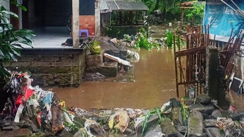 Banjir yang sempat merendam tiga rumah warga di wilayah Desa Bungaya akibat tanggul sungai jebol, Minggu (25/5/2025).