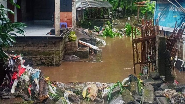 Banjir akibat Tanggul Jebol di Karangasem, Ternak Warga Hanyut