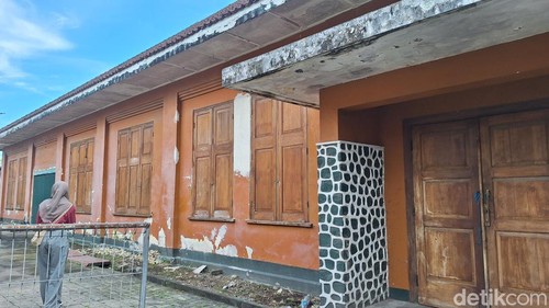 Bekas Bank Dagang Belanda yang masih kokoh berdiri di dalam area Eks Pelabuhan Ampenan, Kota Mataram, Minggu (25/5/2025).