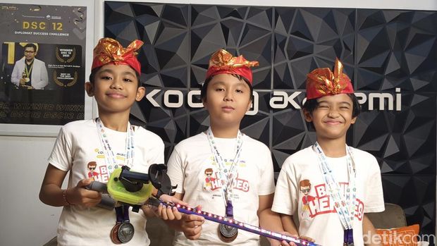 Tampilan The Intelligent Blind Stick yang diciptakan oleh Tim Blind Heroes.