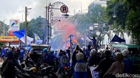 Smoke bomb berwarna biru dan merah dinyalakan para pendukung Persib.